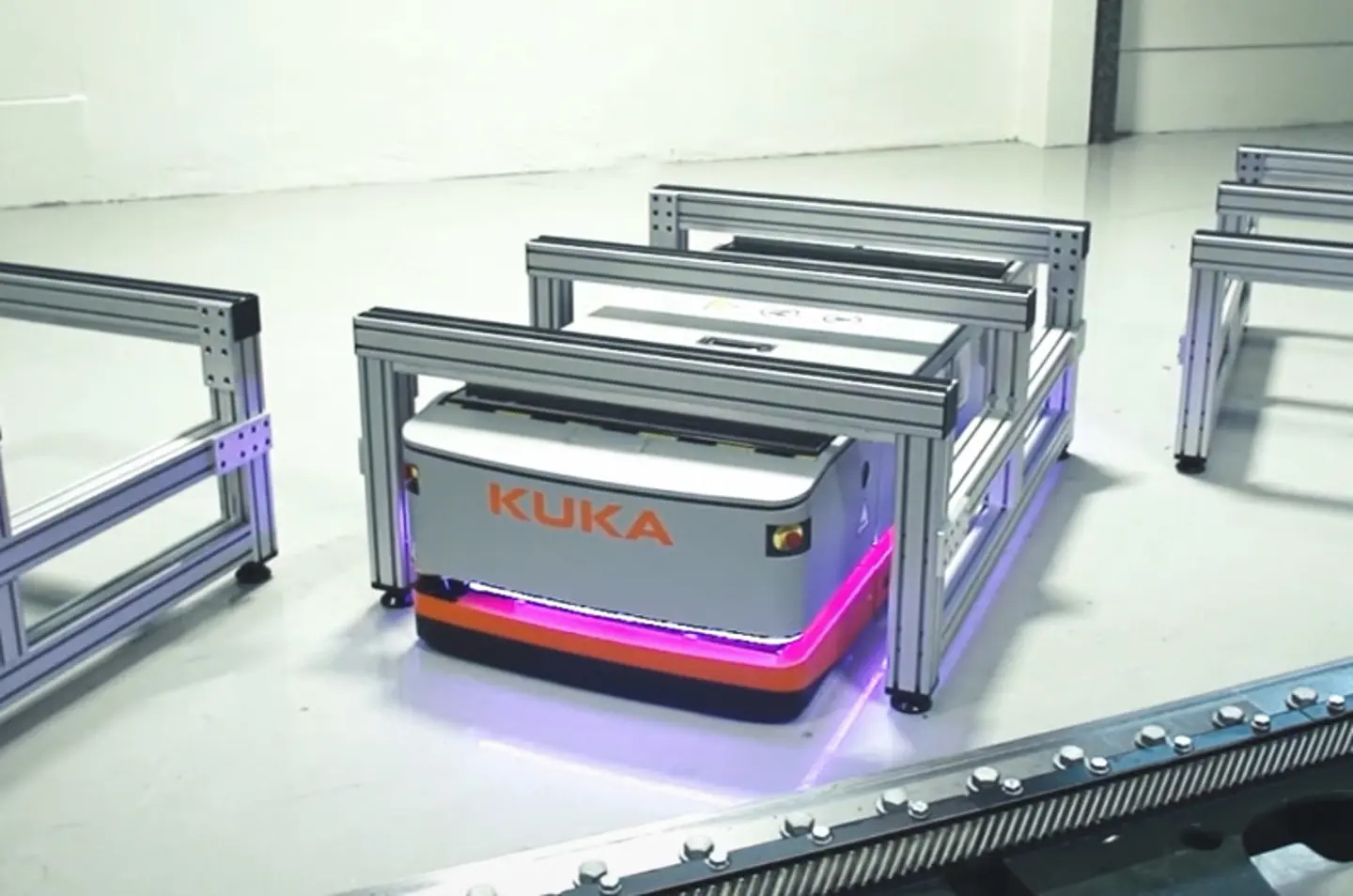 หุ่นยนต์เคลื่อนที่อัตโนมัติ (AMR) ที่ติดตั้งตัวบ่งชี้แบบ LED