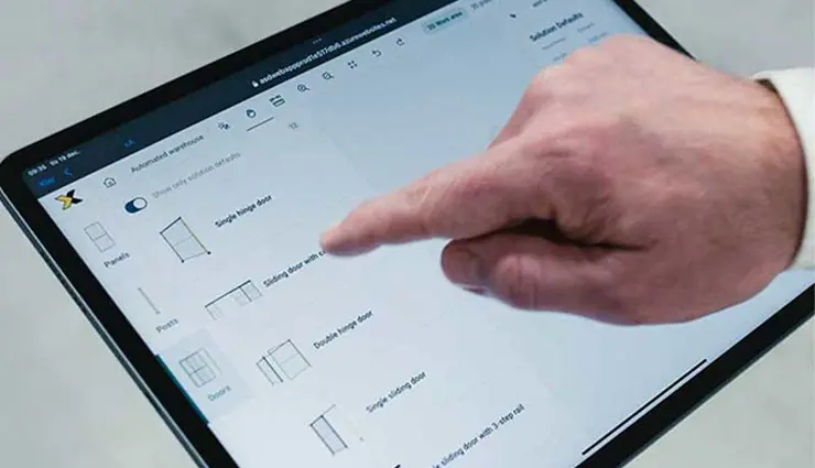 นิ้วชี้ไปที่แท็บเล็ต