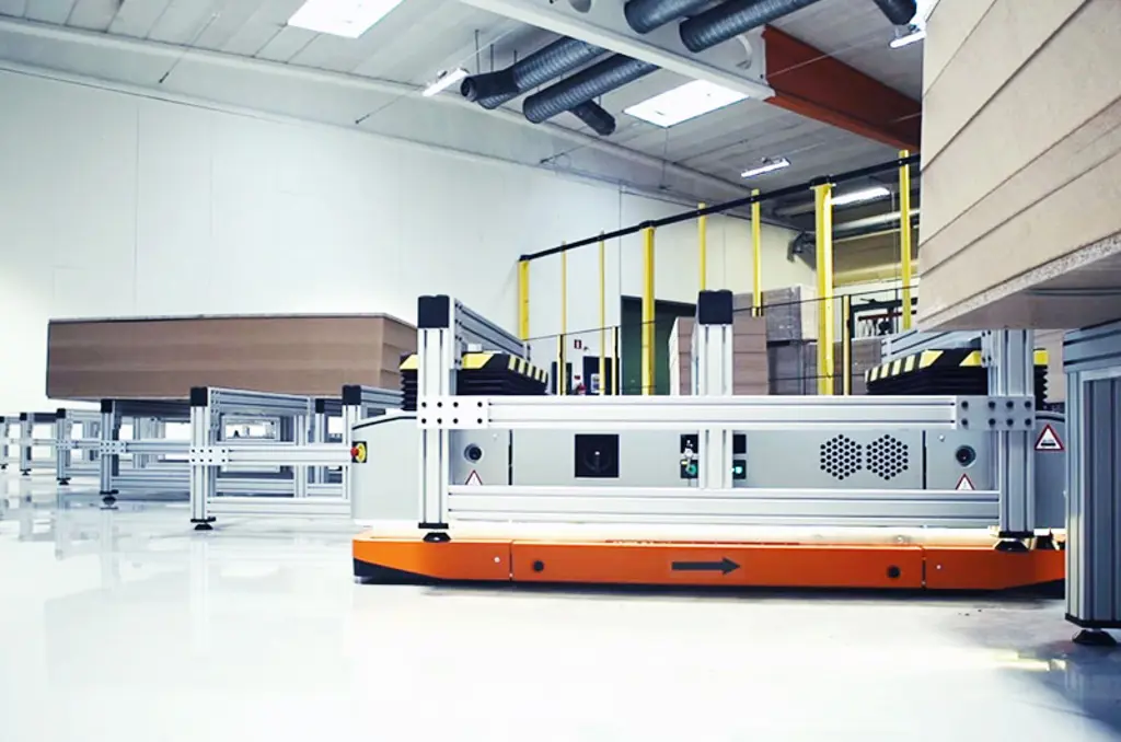 หุ่นยนต์เคลื่อนที่อัตโนมัติ (AMR) กำลังขนย้ายสินค้าไปทั่วคลังสินค้าอุตสาหกรรม