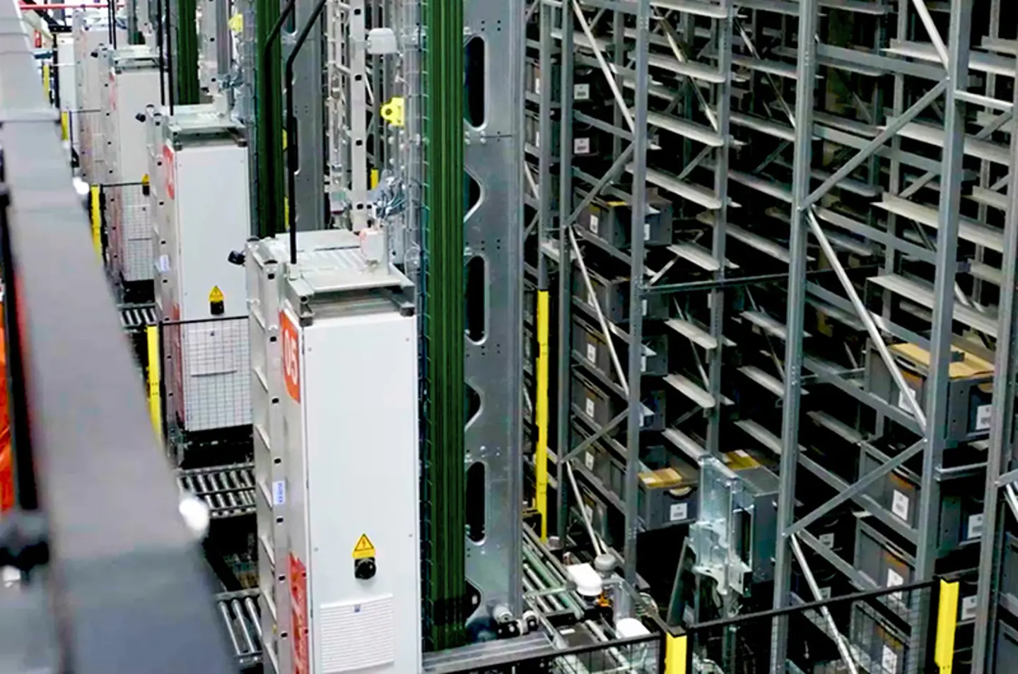 ระบบคลังสินค้า ASRS ที่ได้รับการป้องกันด้วยอุปกรณ์ป้องกันเครื่องจักร